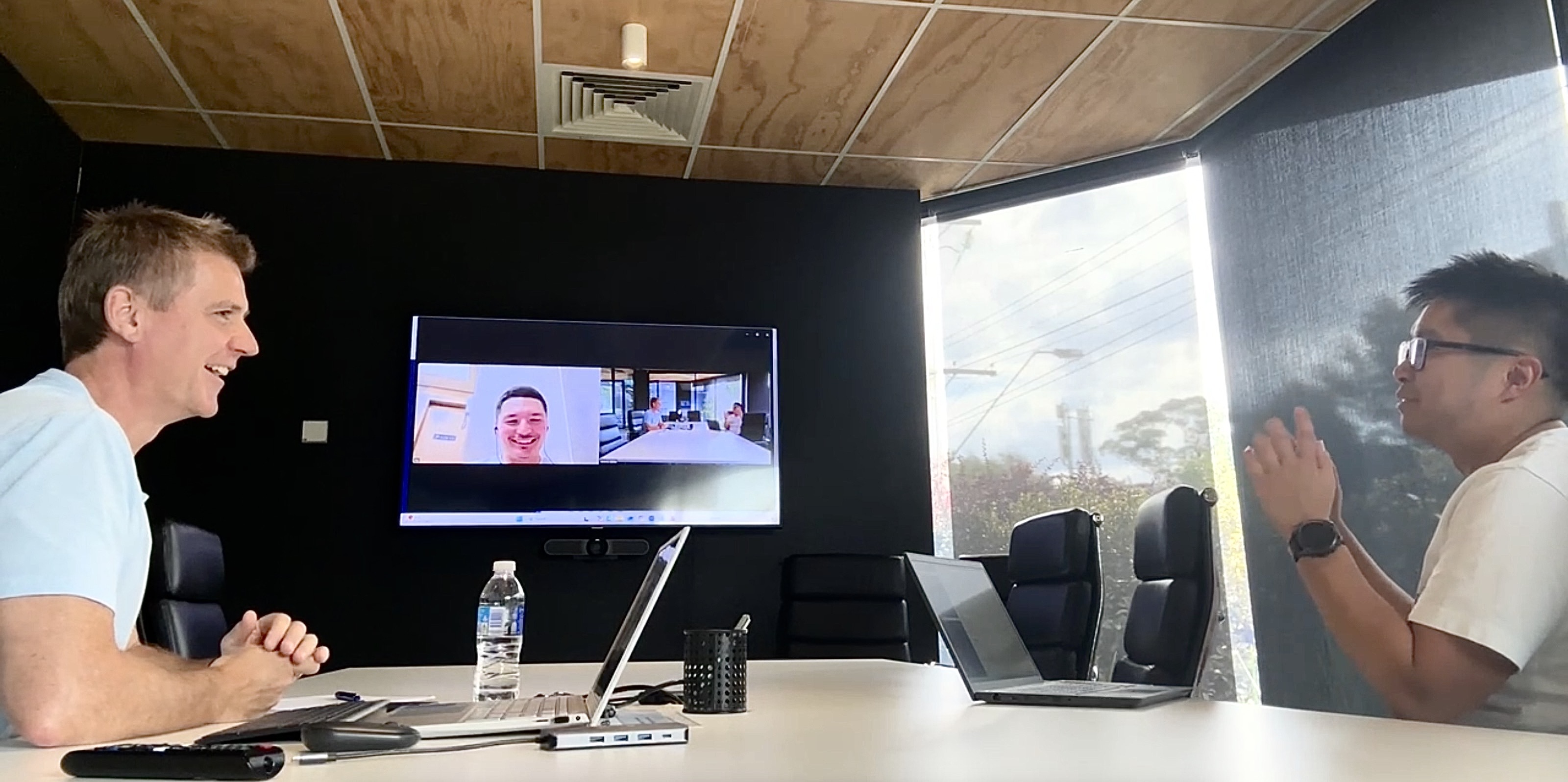 The Taxpartna team collaborating in the office